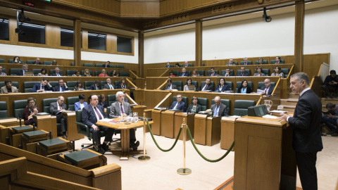 El lehendakari en funciones, Iñigo Urkullu, expone su proyecto en el pleno de investidura del Parlamento Vasco, al que también se presenta la candidata de EH Bildu, Maddalen Iriarte. EFE/Adrián Ruiz De Hierro