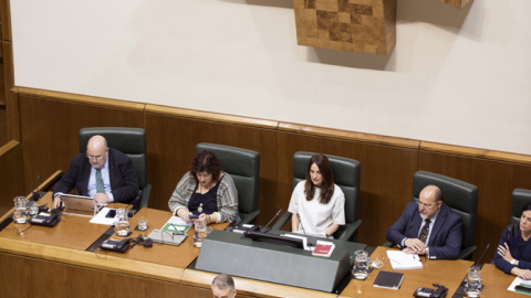 El lehendakari en funciones, Iñigo Urkullu (abajo), expone su proyecto en el pleno de investidura del Parlamento Vasco, al que también se presenta la candidata de EH Bildu, Maddalen Iriarte. EFE/Adrián Ruiz De Hierro