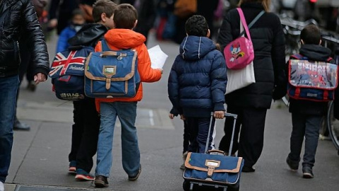 Niños acuden a la escuela en París hoy 16 de noviembre. AFP