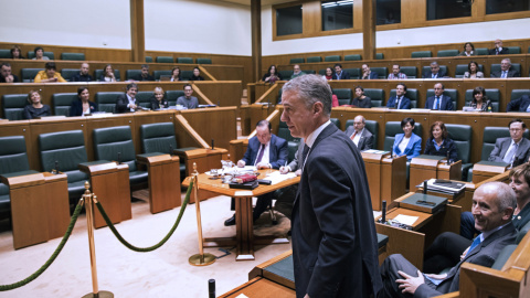 El lehendakari Iñigo Urkullu se vota a sí mismo en la primera votación en el pleno de investidura en el Parlamento vasco. EFE/Adrián Ruiz De Hierro