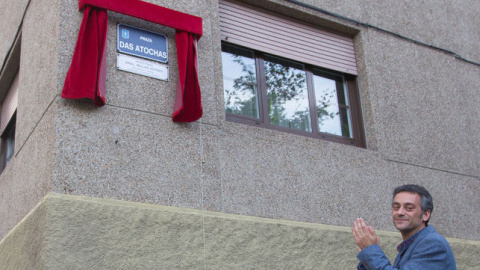 El alcalde de A Coruña, Xulio Ferreiro, en el descubrimiento de una nueva placa de calle no franquista. / Concello da Coruña.