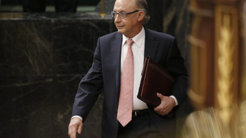 El ministro de Hacienda, Cristóbal Montoro, durante el pleno del Congreso celebrado hoy en la Cámara Baja. EFE/Juan Carlos Hidalgo