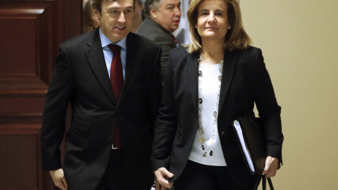 La ministra de Empleo y Seguridad Social, Fátima Báñez, acompañada por el portavoz del PP en el Congreso, Rafael Hernando, momentos antes de comparecer en la Comisión del Pacto de Toledo. EFE/Paco Campos