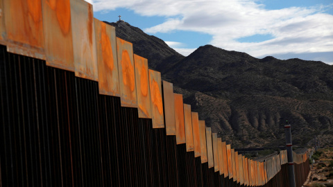 El nuevo muro que separa México de Estados Unidos. / REUTERS