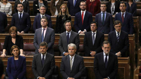 Los diputados del PP, durante el minuto de silencio, que se guardó en el Congreso de los Diputados por la memoria de Rita Barberá. | SERGIO BARRENECHEA (EFE)