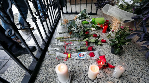 Numerosas personas dejan flores y velas en el patio de la vivienda de la exalcaldesa Rita Barberá en Valencia, fallecida hoy en Madrid a causa de un infarto. / EFE