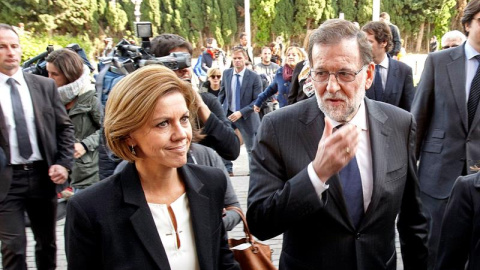 El presidente del Gobierno, Mariano Rajoy, acompañado por la ministra de Defensa, María Dolores de Cospedal, a su llegada al Tanatorio Municipal de Valencia /EFE