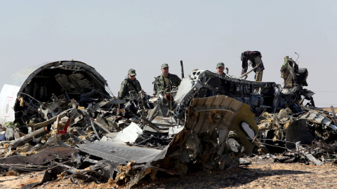 Militares examinando los restos del avión ruso derribado en el Sinaí el pasado 31 de octubre. /REUTERS