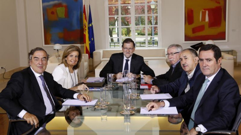 El presidente del Gobierno,Mariano Rajoy, acompañado por la ministra de Empleo, Fátioma Báñez,c-iz, durante la reunión con los secretarios generales de CC.OO, Ignacio Fernández Toxo,iz, de UGT, Pepe Álvarez,. c-d, el presidente de CEPYME, A