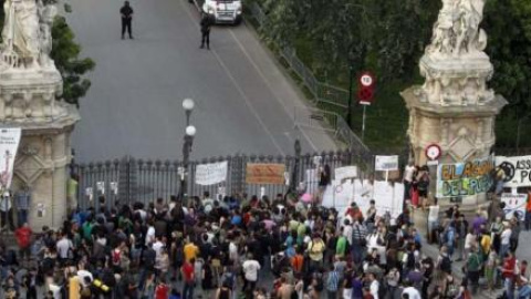 Cientos de indignados protestan contra los recortes de la Generalitat ante las puertas del Parque de la Ciutadella, en Barcelona, el 15 de junio de 2011. EFE