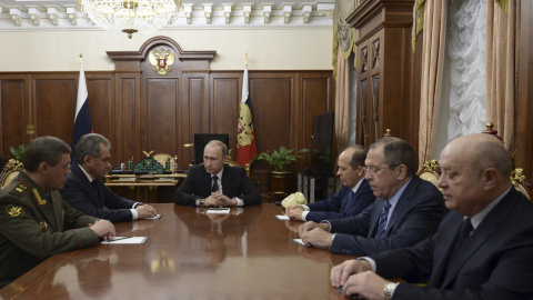 El presidente ruso Vladimir Putin, reunido con los jefes de los servicios de seguridad y del Ejército. REUTERS/Alexei Nikolskyi