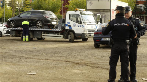 Una grúa traslada el vehículo donde hoy una mujer de 26 años ha muerto degollada presuntamente por su novio, que ha sido detenido por la Policía tras avisar a su suegra de lo que había hecho. / EFE