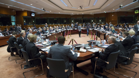 Imagen de la reunión de ministros de Defensa de la UE en Bruselas tras los atentados del pasado viernes en París. REUTERS/Delmi Alvarez