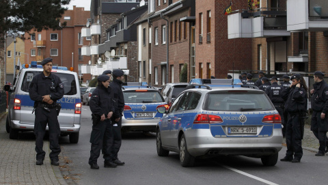 Policías patrullando la ciudad alemana de Alsdorf, donde se ha detenido a varias personas por su supuesta relación con los atentados del viernes en París. REUTERS/Ina Fassbender