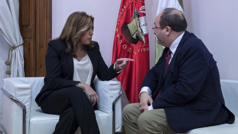 La presidenta andaluza, Susana Díaz, y el líder del PSC, Miquel Iceta conversan durante la reunión que ambos mantienen esta noche en la sede del PSOE-A en Sevilla EFE/Julio Muñoz