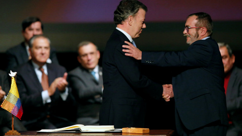 El presidente de Colombia, Juan Manual Santos y el Líder de la Farc, Rodrigo Londono, conocido como Timochenko, tras la firma del nuevo acuerdo de paz en Bogotá, Colombia. REUTERS