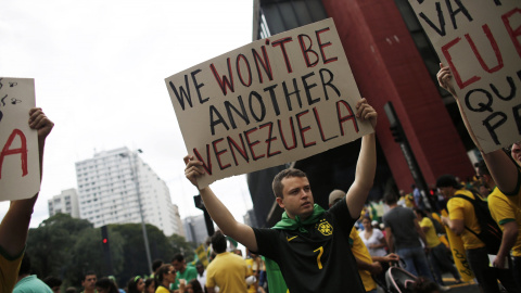 "No queremos ser otra Venezuela", reza la pancarta que un joven sujeta en la manifestación contra Dilma en Sao Paulo del domingo. - REUTERS