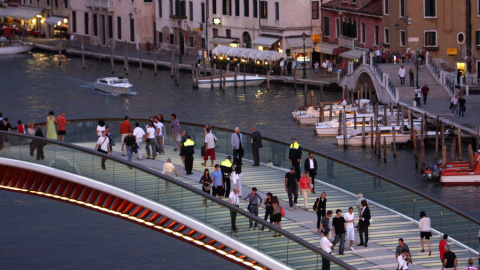 Varia personas cruzan el Puente de la Constitución, en Venecia.