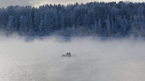 Dos hombres reman un barco a través de una niebla helada a lo largo del río Yenisei, a menos 20 bajo cero, en el distrito Taiga, fuera de la ciudad siberiana de Krasnoyarsk (Rusia). REUTERS/Ilya Naymushin