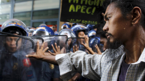 Jóvenes manifestantes chocan con la policía de Filipinas durante una manifestación cerca de la embajada y antes de la cumbre de Cooperación Económica Asia-Pacífico (APEC) en Manila. REUTERS/Cheryl Gagalac