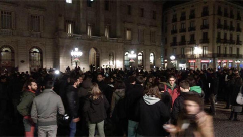 Concentración en la plaça Sant Jaume de Barcelona de rechazo a la sentencia que condena a ocho activistas a tres años de cárcel por protestar frente al Parlamento.- @cupnacional