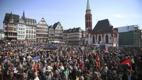 Manifestantes concentrados en la plaza Römer del centro histórico de Fráncfort para protestar contra la inauguración de la nueva sede del BCE. EFE/Fredrik Von Erichsen