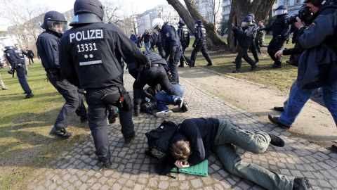 Los policías antidisturbios han cargado fuertemente contra los manifestantes./ REUTERS