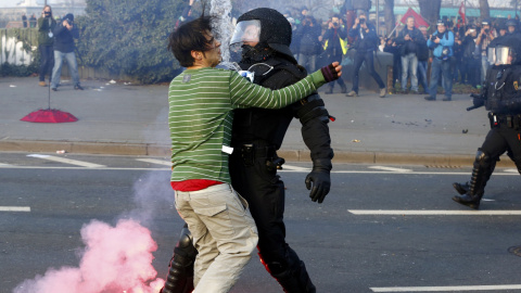 Grupos de manifestantes han protagonizado este miércoles violentos enfrentamientos con el fuerte operativo antidisturbios desplegado en Fráncfort ante la inauguración de la nueva sede del Banco Central Europeo (BCE) que tendrá lugar este mi