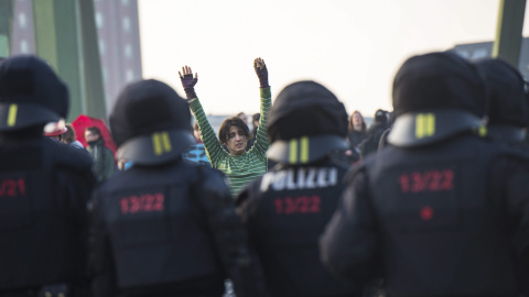 Manifestantes protestan ante la nueva sede del Banco Central Europeo (BCE) en Fráncfort (Alemania)./ EFE-Andreas Arnold