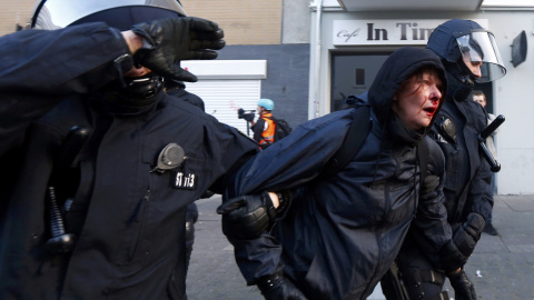 Los manifestantes, algunos de ellos encapuchados, se han enfrentado a la policía a pedradas y han incendiado contenedores de basura en el centro de la capital financiera y banquera alemana./ REUTERS