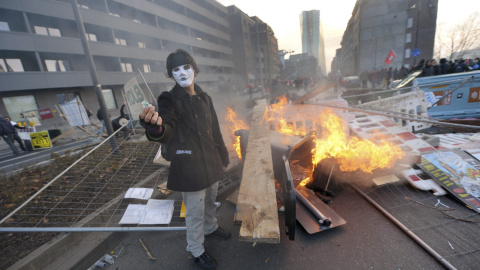 Manifestantes prenden mobiliario urbano durante una protesta ante la nueva sede del Banco Central Europeo (BCE) en Fráncfort (Alemania) hoy, miércoles 18 de marzo de 2015./ EFE-Andreas Arnold