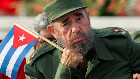 Fidel Castro sostiene una bandera de Cuba en el 1 de mayo de 2005. /REUTERS