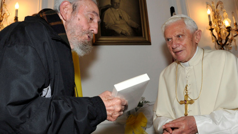 El Papa Benedicto XVI se reúne con Fidel Castro en marzo de 2012./ REUTERS