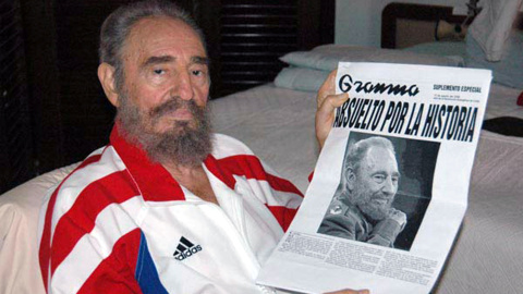 Fidel Castro muestra una copia del periódico Granma./ REUTERS