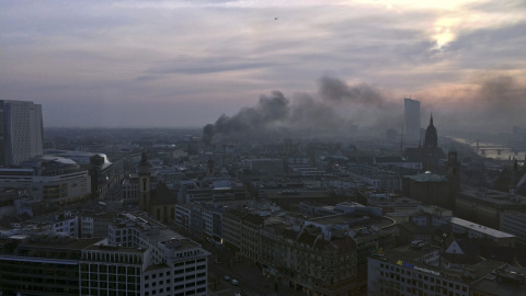 Vista panorámica del humo y restos tras los violentos enfrentamientos en la inauguración de la nueva sede del Banco Central Europeo./ REUTERS