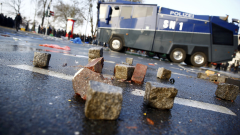 Piedras del pavimento en la carretera durante la protesta del movimiento anticapitalista por la apertura de la nueva sede del Banco Central Europeo en Frankfurt./ REUTERS-Kai Pfaffenbach