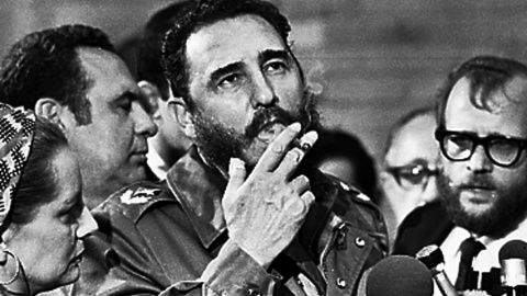 Castro fuma mientras habla con la prensa en la Habana, en 1975./ RETIERS/Prensa Latina/File Photo