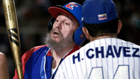 Fidel Castro y Hugo Chavez tras un partido amistoso de béisbol en el año 2000./ REUTERS