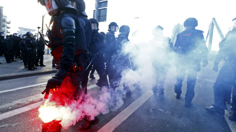 Un polcía sostiene una antorcha en la protesta de 'Blockupy', movimiento anticapitalista, cerca del Banco Central Europeo antes de la apertura oficial de la nueva sede en Frankfurt./ REUTERS-Ralph Orlowski