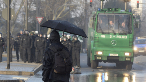 Un manifestante observa a la policía antidisturbios durante una protesta ante la nueva sede del Banco Central Europeo (BCE) en Fráncfort (Alemania)./ EFE-Boris Roessler