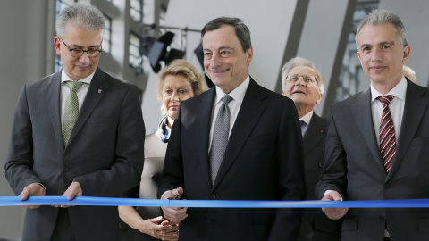 El ministro de Economía del estado federado de Hesse, Tarek Al-Wazir, del partido de Los Verdes; Mario Draghi, presidente del Banco Central Europeo, y el alcalde mayor de Francfort, el socialdemócrata Peter Feldmann inauguran la sede del BC