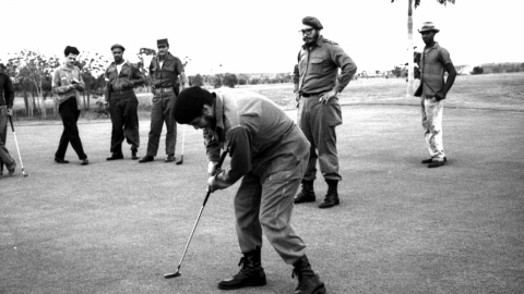 Ernesto Che Guevara juega al golf mientras es observado por Fidel Castro  en La Habana. Sin fecha./ REUTERS/Prensa Latina/File Photo