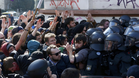 Alrededor de 350 manifestantes han sido detenidos en Fráncfort (oeste de Alemania) en las primeras horas de la protesta organizada por el colectivo Blockupy por la inauguración de la nueva sede del Banco Central Europeo (BCE)./ REUTERS