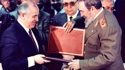 Fidel Castro y Mikhail Gorbachev tras un acuerdo firmado en 1989./ REUTERS/Gary Hershorn/File Photo