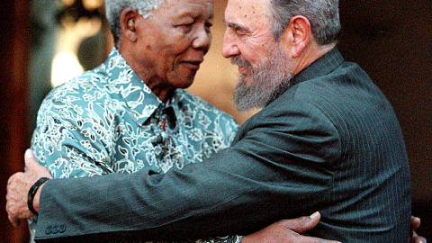 Fidel Castro con Nelson Mandela en 2001./ REUTERS