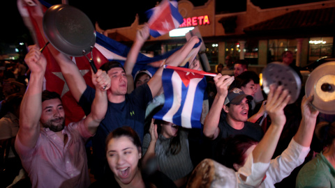 Personas celebran en la pequeña Habana de Miami la muerte de Fidel Castro. /REUTERS