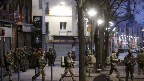 Unidades del Ejército francés se han desplegado en el centro de Saint Denis.- REUTERS.