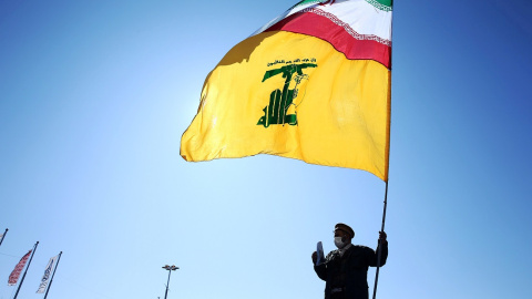 Un irání sostiene una bandera de su país y de Hezbolá durante los actos de celebración del 41 aniversario de la Revolución Islámica, en Teherán. REUTERS