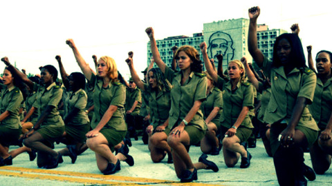 Un grupo de mujeres en la Plaza de la Revolución en la Habana, Cuba.