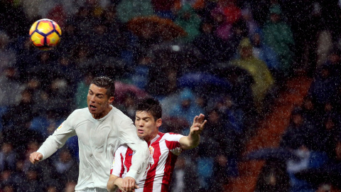 Cristiano Ronaldo pugna con Jorge Mere por un balón en el duelo entre el Real Madrid y el Sporting de Gijón. REUTERS/Susana Vera